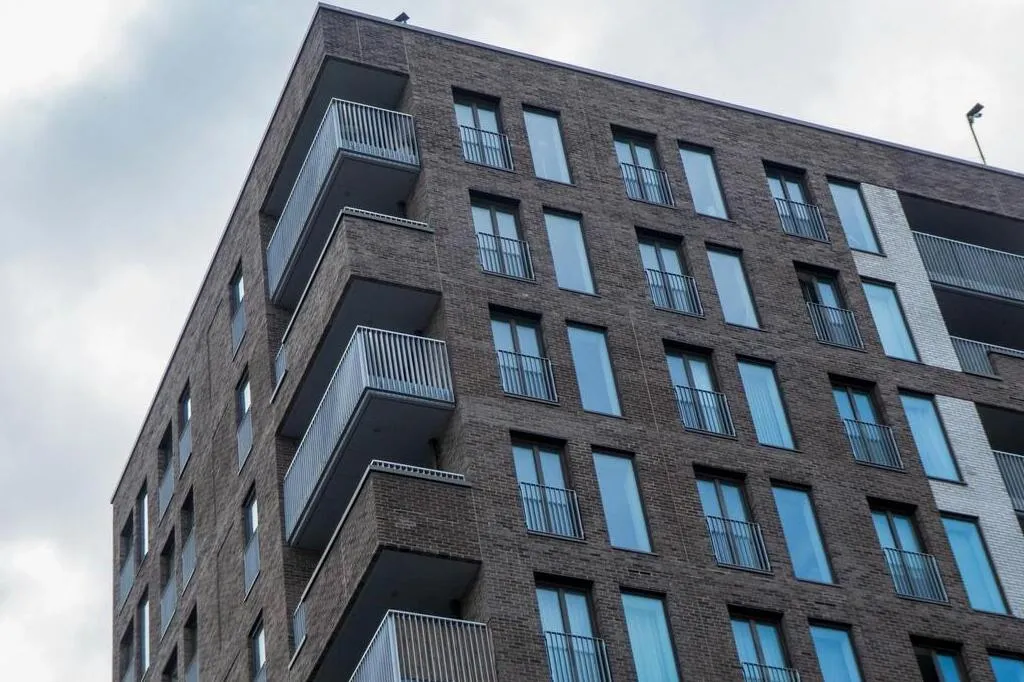 Betongebäude mit Balkonen