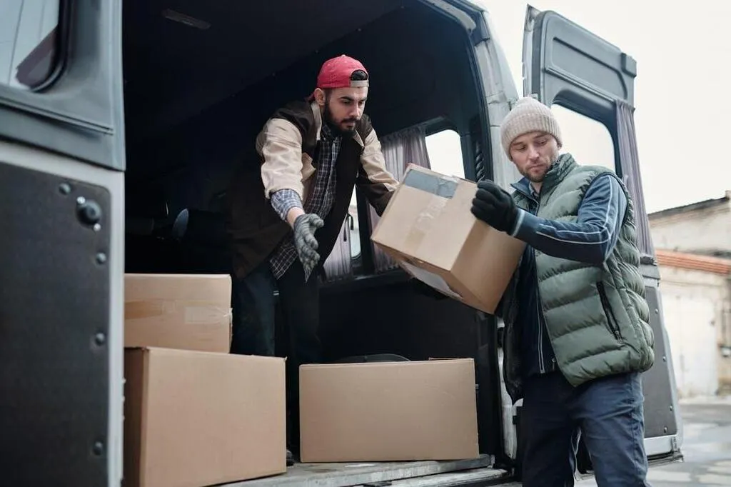 Es werden Möbel in einen Lastwagen gepackt.