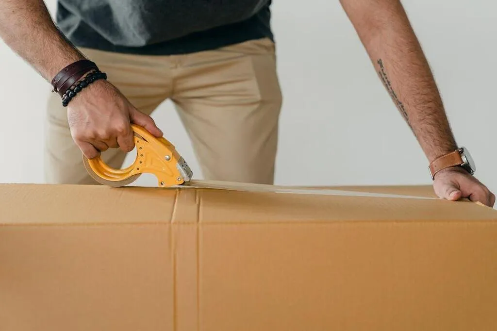 Es wird ein Paket verpackt.